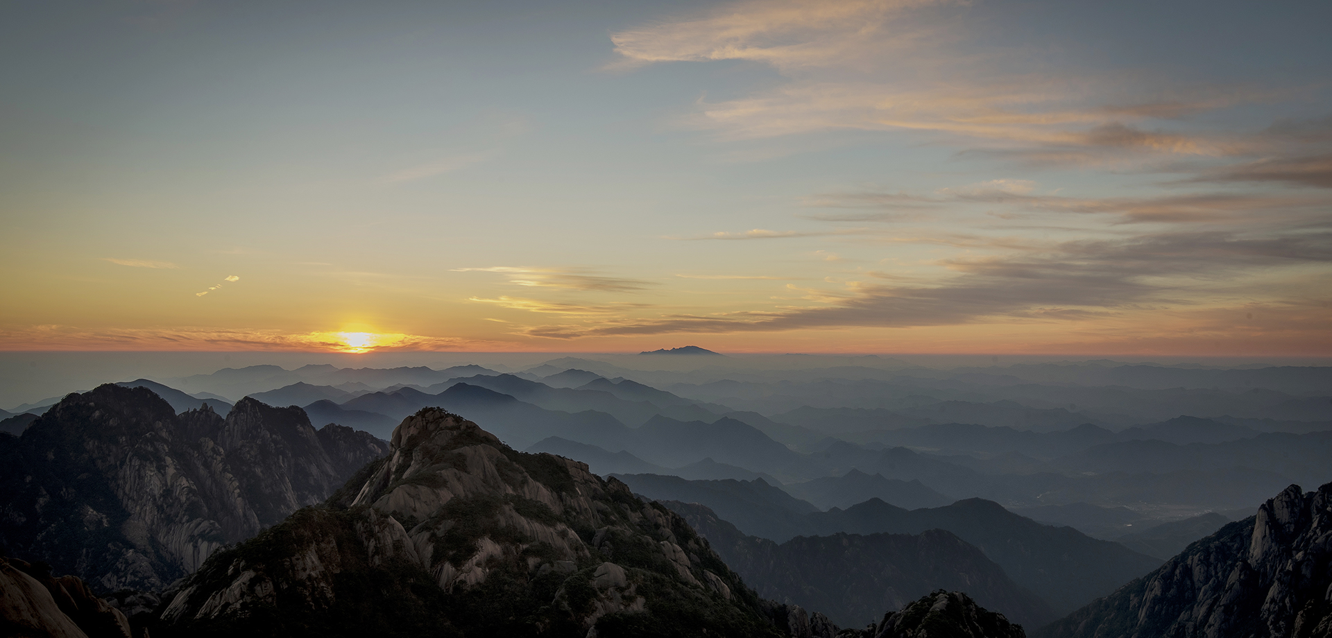 以信为本，，，，以诚待人，，，，以新拓展，，，，以质取胜